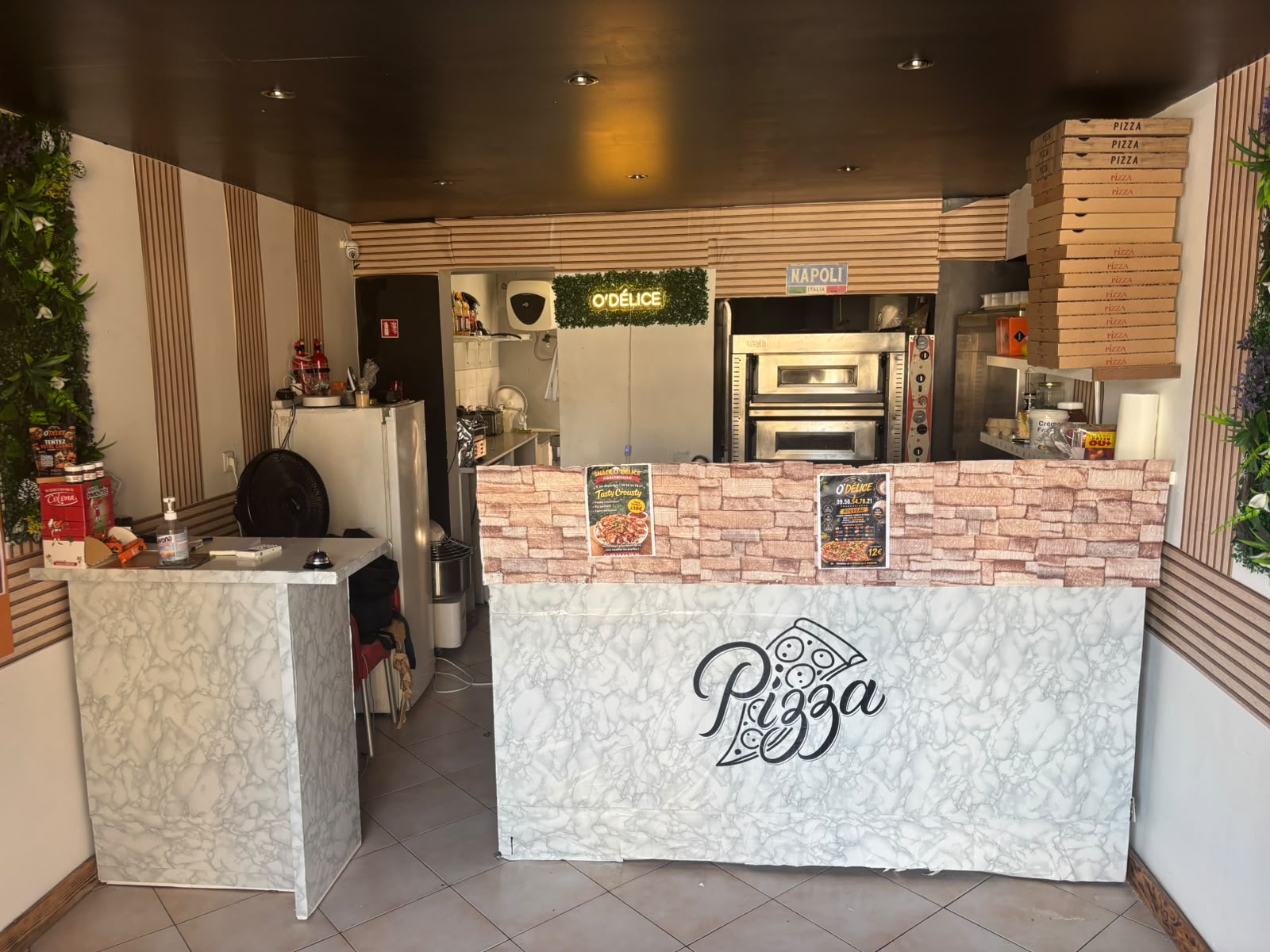 Intérieur du snack O'Délice, four à pizza